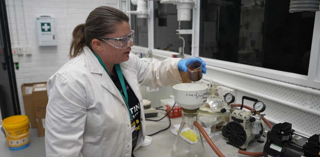 Dr Lina Hockaday In Curtin Uni Lab 1